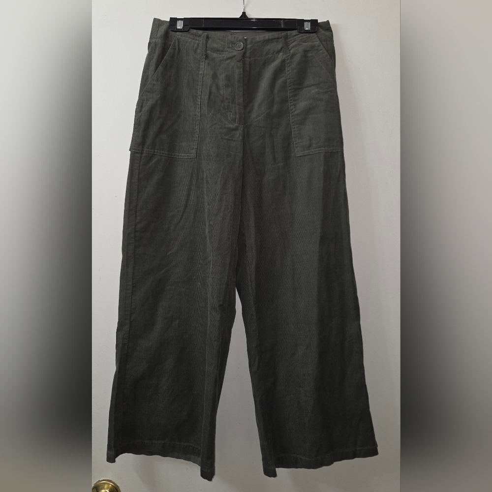 NEVER WORN Max Studio Courduroy Wide Leg Cropped Pants Size 8. Army Green